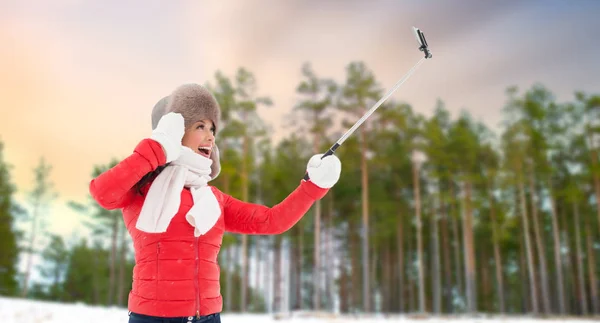 Mulher feliz tomando selfie sobre floresta de inverno — Fotografia de Stock