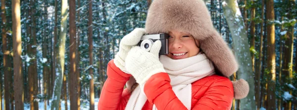 겨울 숲을 통해 필름 카메라와 함께 행복 한 여자 — 스톡 사진