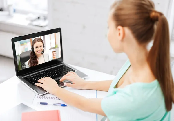 Женщина или студент, имеющие видео-звонок на ноутбуке — стоковое фото