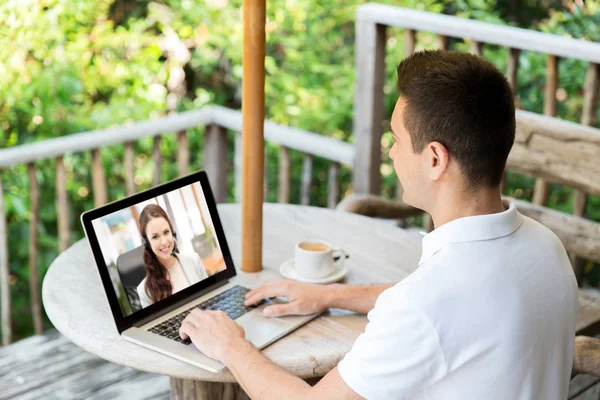 Homem ter chamada de vídeo com operador no laptop — Fotografia de Stock