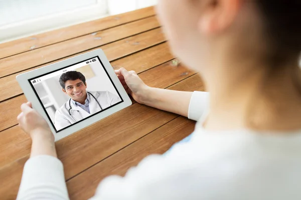 Paciente que tiene chat de vídeo con el médico en la tableta PC —  Fotos de Stock