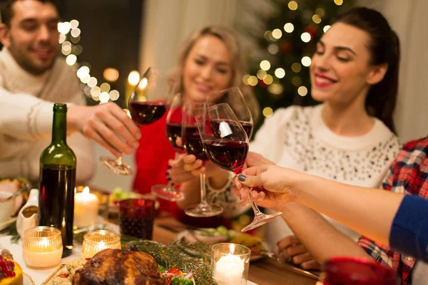 Gros plan d'amis avec du vin célébrer Noël — Photo