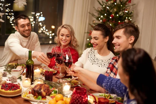Друзі святкують Різдво і п'ють вино — стокове фото