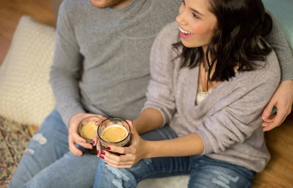 Primer plano de feliz pareja bebiendo café en casa —  Fotos de Stock