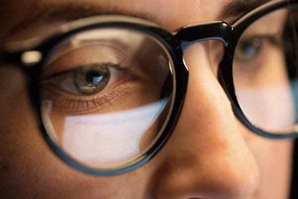 Крупним планом жінка в окулярах дивиться на екран — стокове фото
