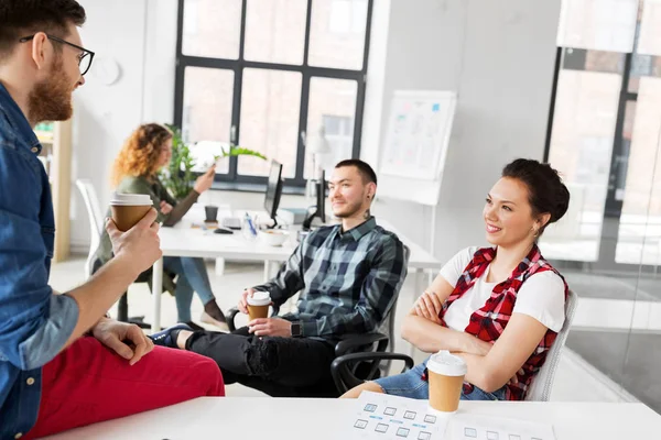 Kreativa team dricker kaffe på kontoret — Stockfoto