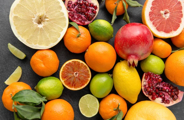 Close-up de frutas cítricas na mesa de pedra — Fotografia de Stock