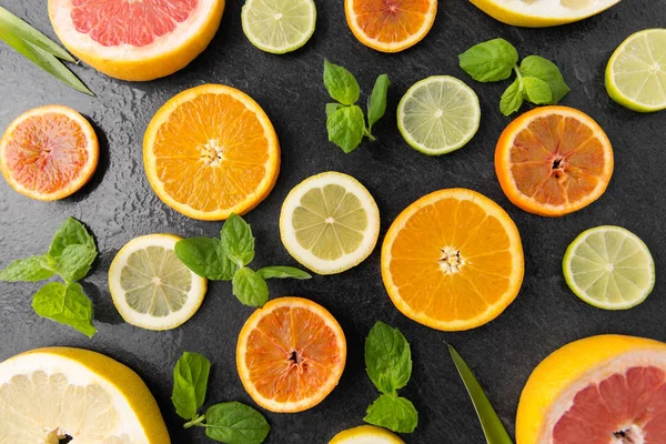 Close up of different citrus fruit slices — Stock Photo, Image
