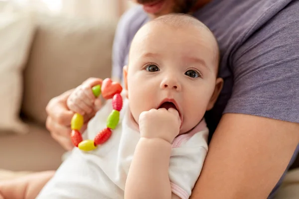 Primer plano de padre con niña en casa — Foto de Stock