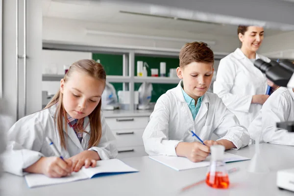 Nauczyciela i studentów studiował chemię w szkole — Zdjęcie stockowe