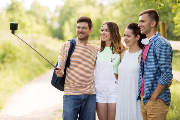 Vänner ta bild av smartphone på selfie-stick — Stockfoto