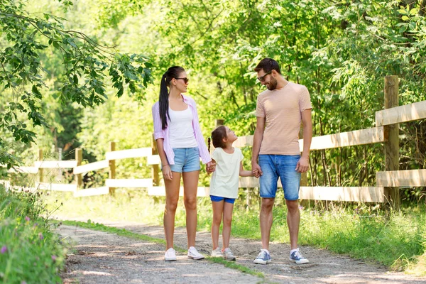 Mutlu aile yaz parkında yürüyor. — Stok fotoğraf