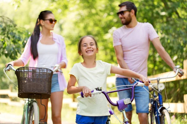 Família feliz com bicicletas no parque de verão — Fotografia de Stock