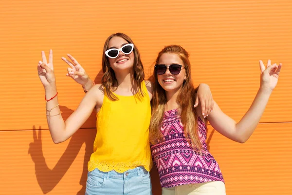 Lachende tienermeisjes tonen van vrede in de zomer — Stockfoto