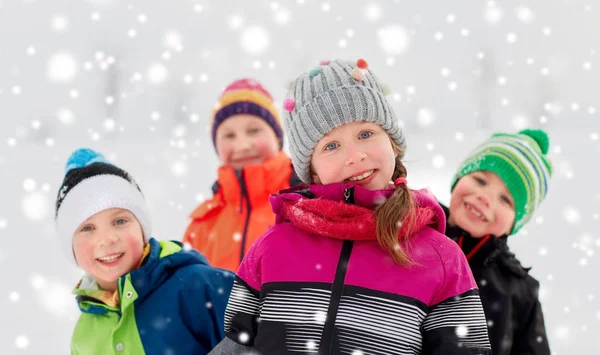 Szczęśliwe dzieciaki w zimowych ubrań na zewnątrz — Zdjęcie stockowe