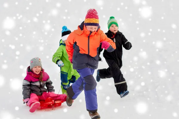 Koncepcja Dzieciństwa Wypoczynek Sezon Grupa Szczęśliwy Małe Dzieci Ubrania Zimowe — Zdjęcie stockowe