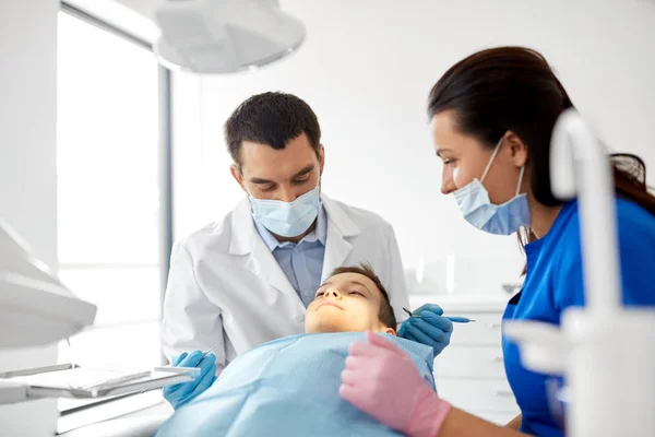 Dentiste vérifier pour les dents d'enfant à la clinique dentaire — Photo