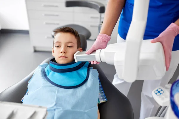 Dentista haciendo rayos X de dientes de niño en la clínica dental — Foto de Stock
