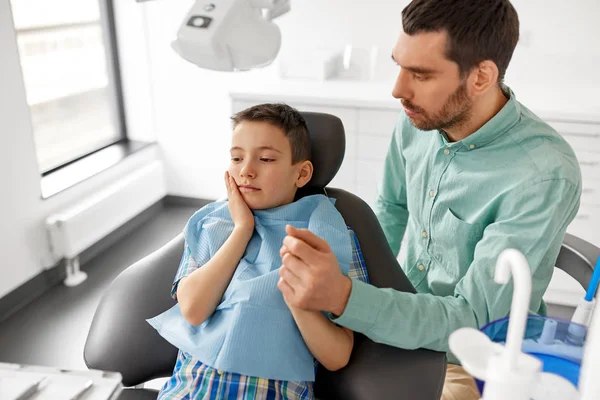 Diş kliniğinde destekleyici oğlun babası — Stok fotoğraf
