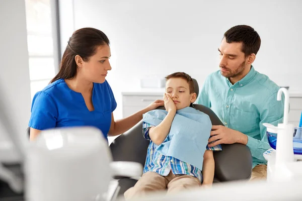 Медицина Стоматология Здравоохранение Отец Сын Страдающие Зубной Болью Посещают Стоматолога — стоковое фото