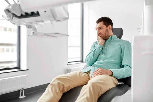 Diş kliniğinde diş ağrısı muzdarip hasta — Stok fotoğraf