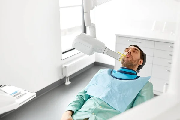Ασθενή που έχει x-ray σάρωση στο οδοντιατρείο — Φωτογραφία Αρχείου