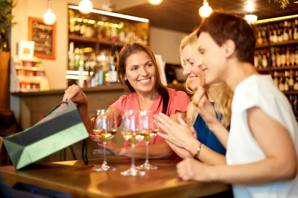 Mujeres con bolsas de compras en el bar de vinos o restaurante —  Fotos de Stock