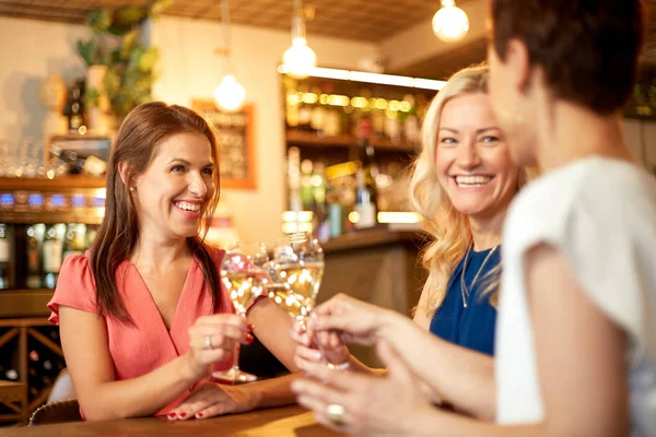 Šťastné ženy pití vína v baru nebo restauraci — Stock fotografie