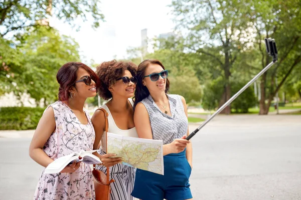 Kobiety z city guide i mapa biorąc selfie — Zdjęcie stockowe