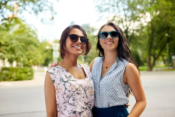 Retrato de mulheres felizes ou amigos no parque de verão — Fotografia de Stock