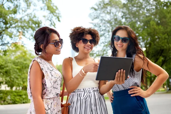 Mujeres con tableta PC en la calle en verano — Foto de Stock