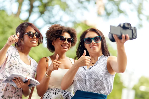 Vrouwen met de kaart reizen en opname van video blog — Stockfoto