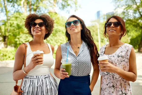 Lazer Pessoas Conceito Amizade Mulheres Felizes Amigos Com Bebidas Takeaway — Fotografia de Stock