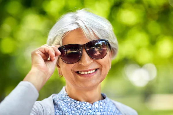 Portret van gelukkig senior vrouw in zomer park — Stockfoto