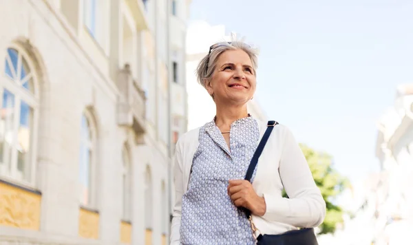 Heureuse femme âgée dans la rue de la ville en été — Photo