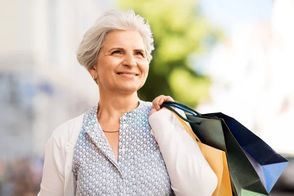 Senior Kvinna med shoppingkassar i city — Stockfoto