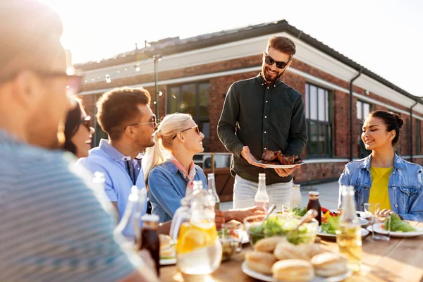 Friends at barbecue party on rooftop in summer — Stock Photo, Image