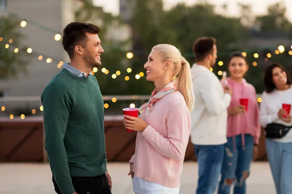 Amici con bevande in tazze da festa sul tetto — Foto Stock