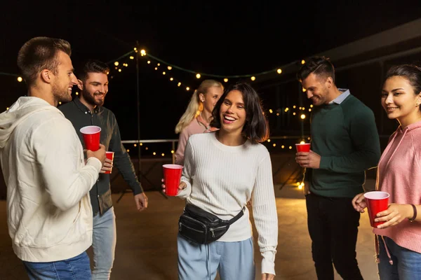 Amigos con bebidas bailando en la fiesta en la azotea —  Fotos de Stock