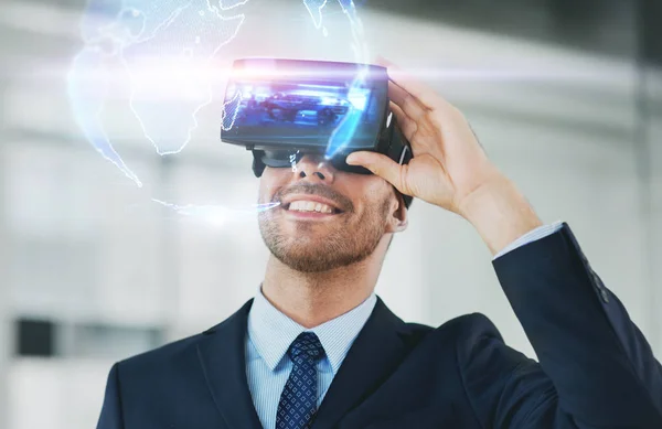 Podnikatel s soupravu pro virtuální realitu v kanceláři — Stock fotografie