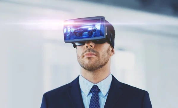 Бізнесмен з гарнітурою віртуальної реальності в офісі — стокове фото