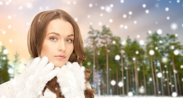 Крупним планом красива жінка над зимовим лісом — стокове фото