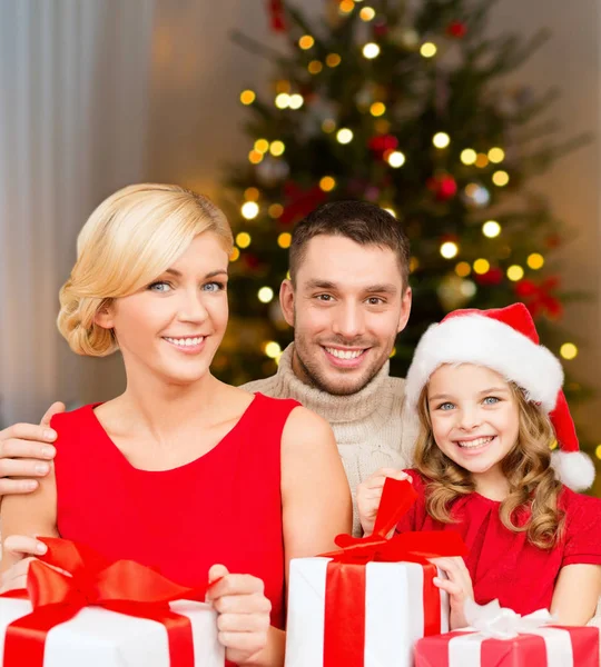 Familia feliz con regalos de Navidad en casa —  Fotos de Stock