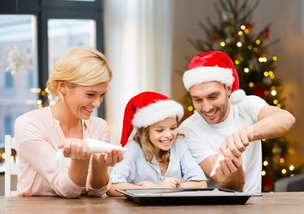 Family decorating bakery by frosting on christmas — Stock Photo, Image