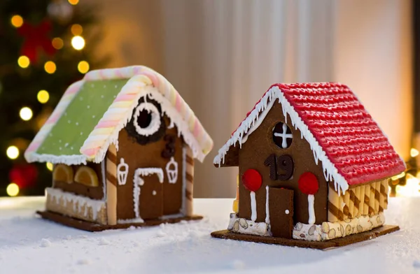 Casas de gengibre sobre luzes de árvore de natal — Fotografia de Stock