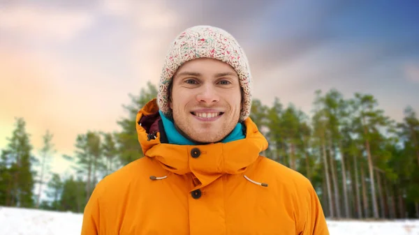 Glad ung man i vinterkläder utomhus — Stockfoto