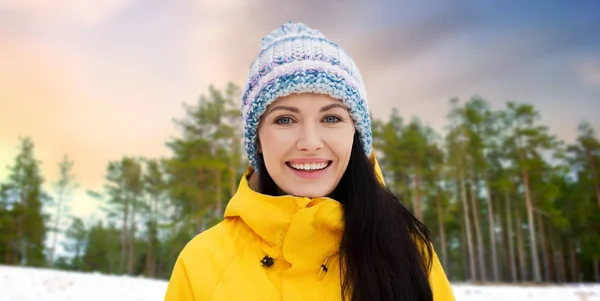 Heureuse jeune femme en vêtements d'hiver à l'extérieur — Photo
