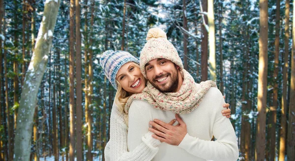 Casal abraçando sobre fundo floresta inverno — Fotografia de Stock