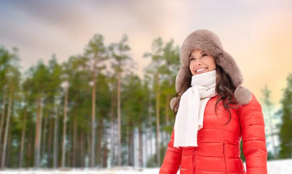 Ευτυχισμένη γυναίκα με γούνινο καπέλο πάνω από το δάσος — Φωτογραφία Αρχείου