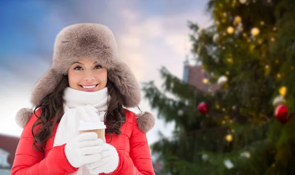 Kvinna med kaffe över julgran i tallinn — Stockfoto